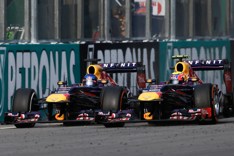 Sebastian Vettel quetscht sich im Malaysia-GP 2013 an Mark Webber vorbei