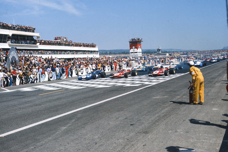 Start zum Grossen Preis von Frankreich 1971: Links Jackie Stewart, in der Mitte Clay Regazzoni, rechts Jacky Ickx
