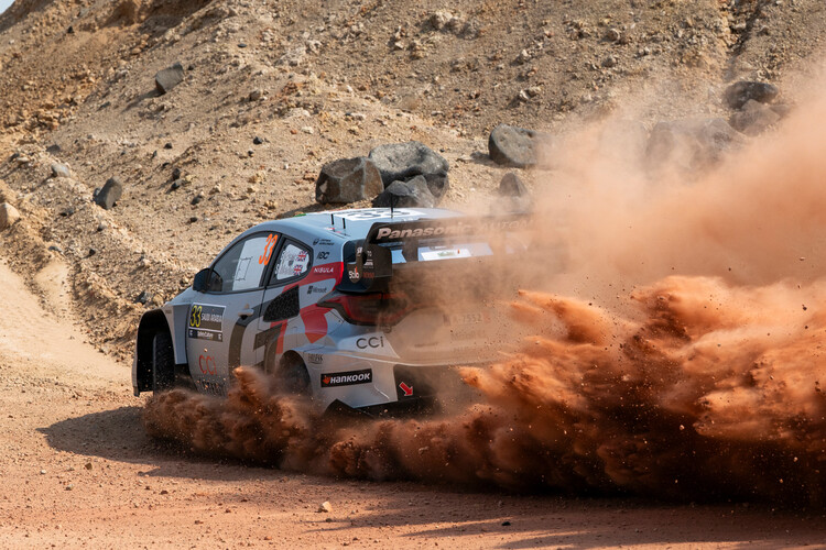 WM-Kandidat Elfyn Evans (Toyota) lag auf der ersten WP knapp hinter seinem engsten Rivalen Sebastien Ogier