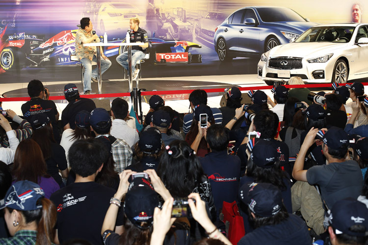 Fragestunde vor tausenden von Fans: Sebastian Vettel sammelte in Yokohama Sympathiepunkte bei den Formel-1-verrückten japanischen Fans