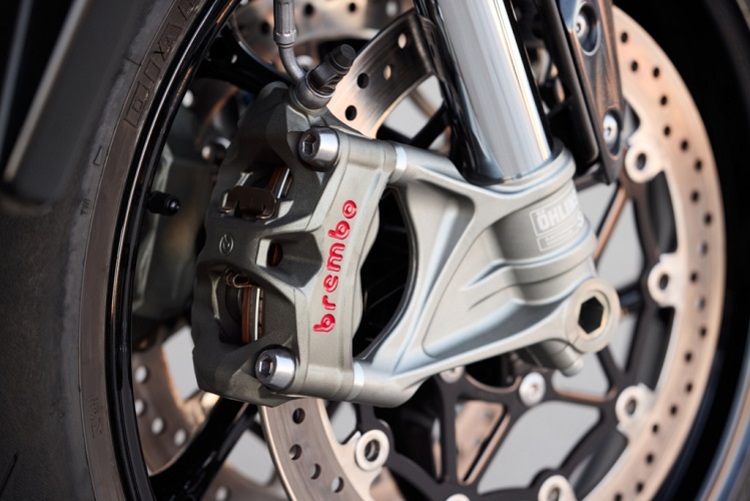 Brembo Stylema, zwei 320er Scheiben, Kurven-ABS - und ein bei Notbremsungen blinkendes Bremslicht