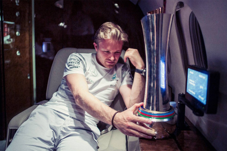 Nico Rosberg mit seiner jüngsten Trophäe