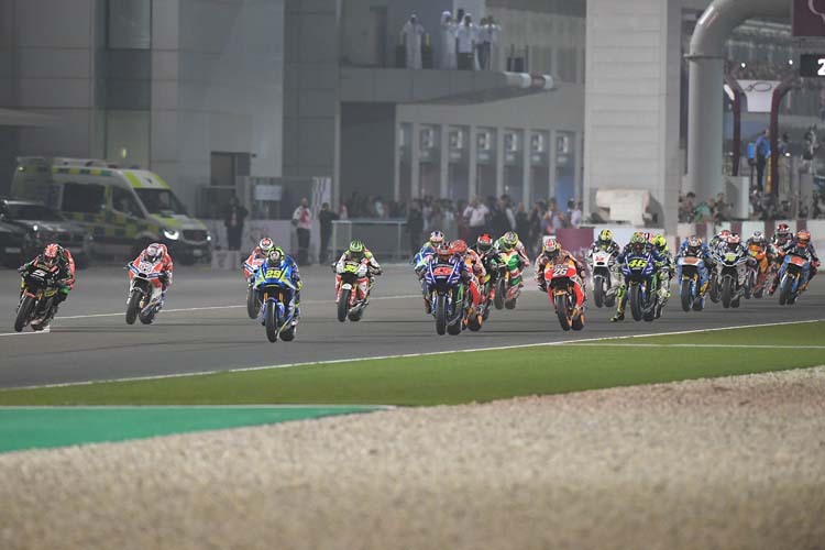 Die MotoGP-Fahrer unter dem Flutlicht von Katar