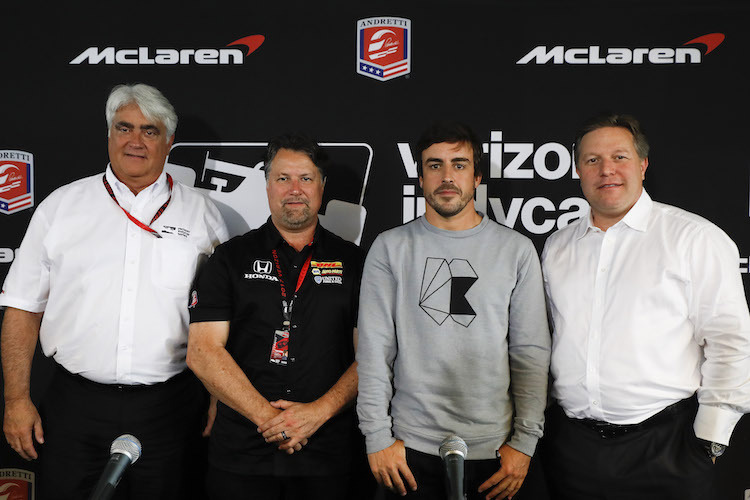 IndyCar-Chef Mark Miles (links) mit Teamchef Michael Andretti, Fernando Alonso und McLaren-Direktor Zak Brown