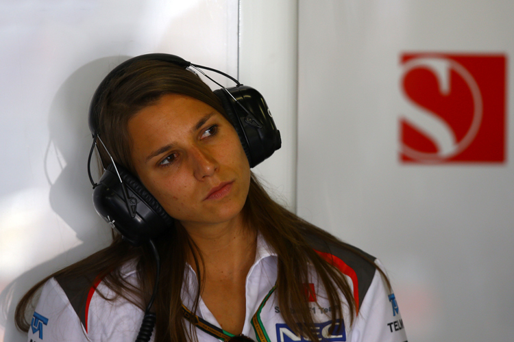 Simona de Silvestro fühlt sich im Sauber C31-Ferrari aus dem Jahre 2012 schon richtig wohl