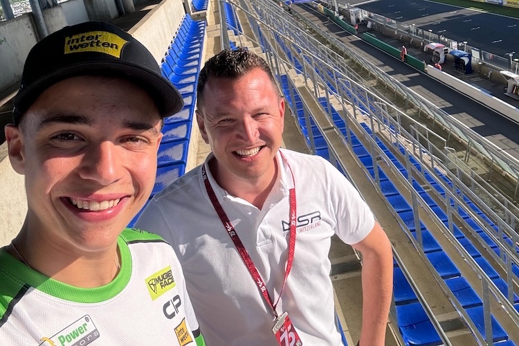 Moto3-Pilot Noah Dettwiler mit seinem Manager David Kriech