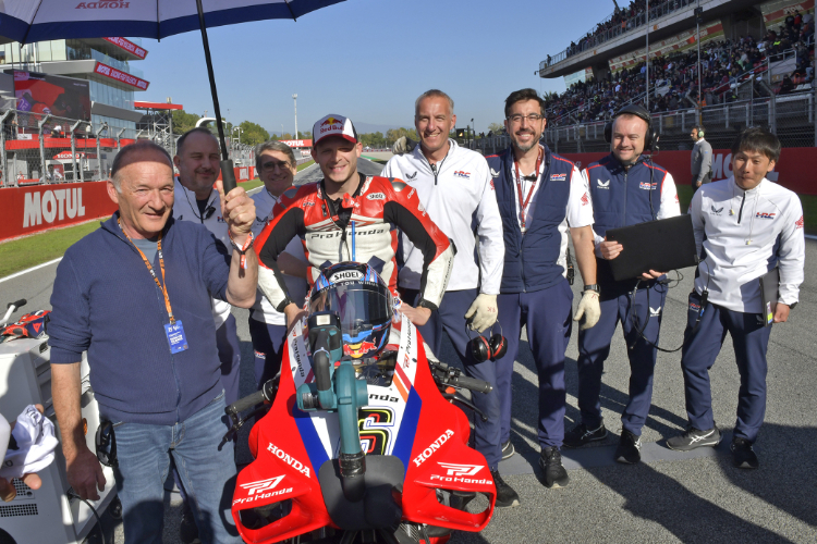 Stefan Bradl mit Vater Helmut (li.) und seiner HRC-Crew