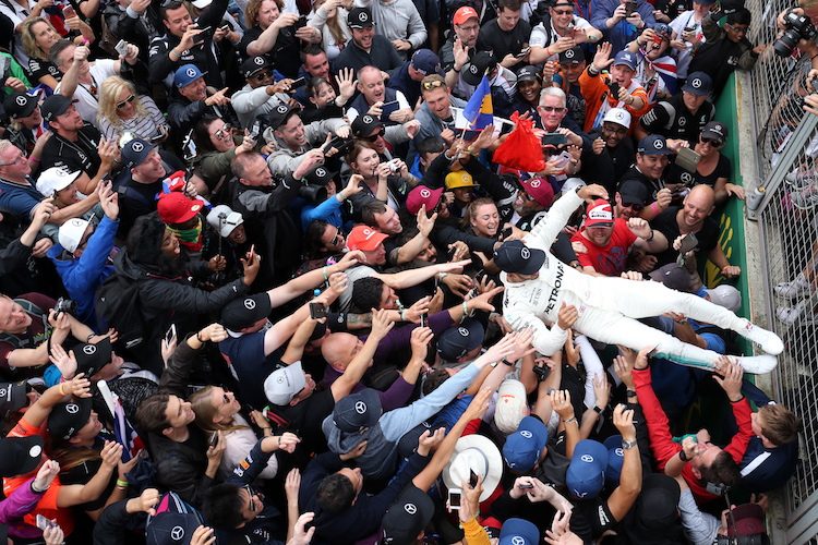 Lewis Hamilton nimmt ein Bad in der Menge auf jener Geraden, die nun seinen Namen trägt