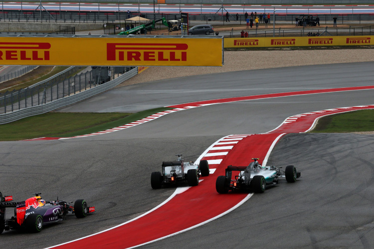 Kurz nach der Berührung: Hamilton geht in Führung, Rosberg trudelt rechts neben der Strecke