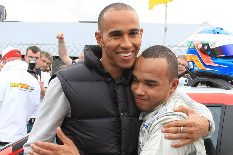 Lewis Hamilton mit seinem kleinen Bruder Nicolas