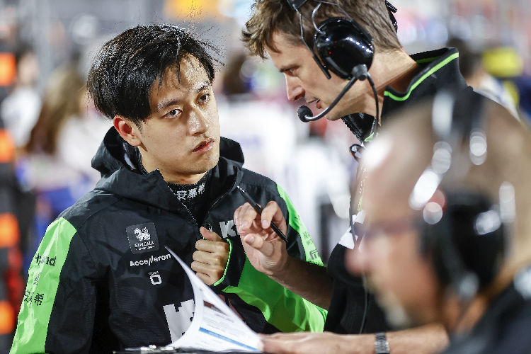 Zhou Guanyu vor dem Katar-GP