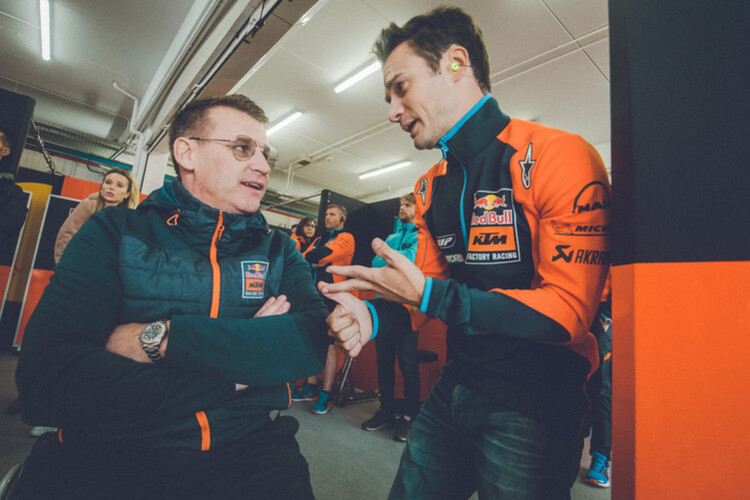 Pit Beirer im Gespräch mit KTM-Testfahrer Dani Pedrosa
