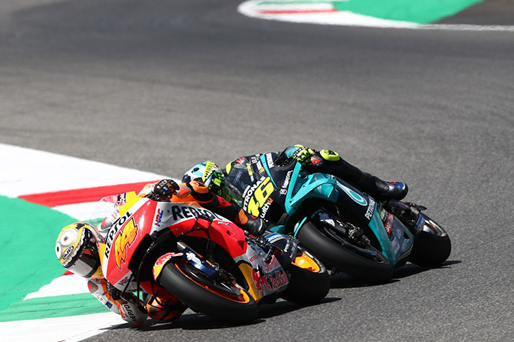 Heavy duel: Pol Espargaró (44) defended himself for a long time against Valentino Rossi (46)