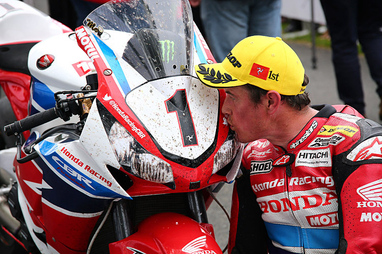 John McGuinness küsst seine Honda nach dem Sieg bei der Senior-TT 2015