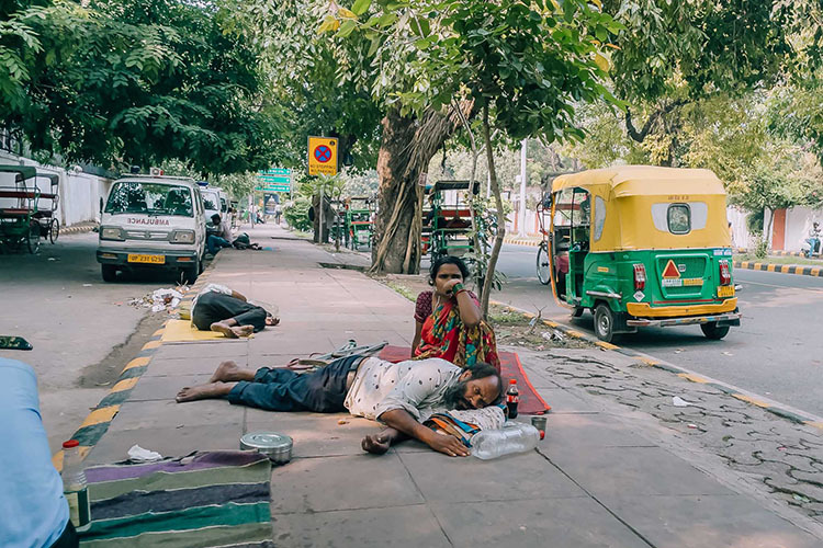 Indien: Ein Nickerchen am Strassenrand kann niemand verwehren