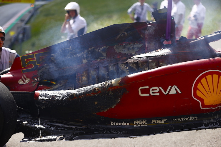 So sah der Ferrari von Carlos Sainz nach dem Motorschaden aus