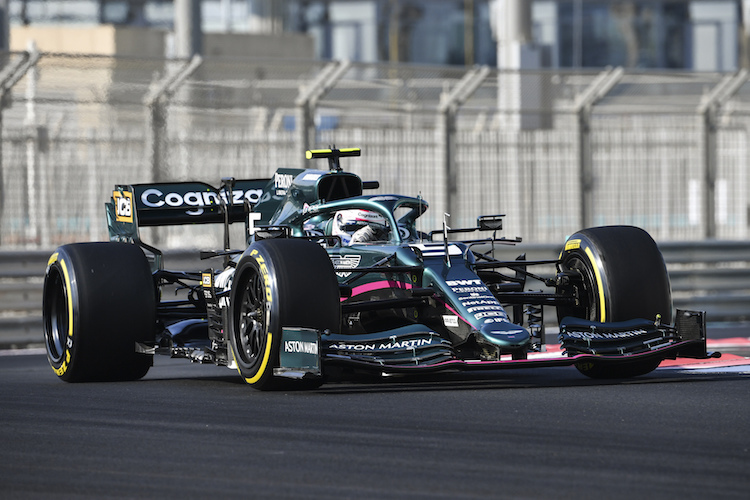 Sebastian Vettel beim Abu Dhabi-Test mit 2022er Reifen 