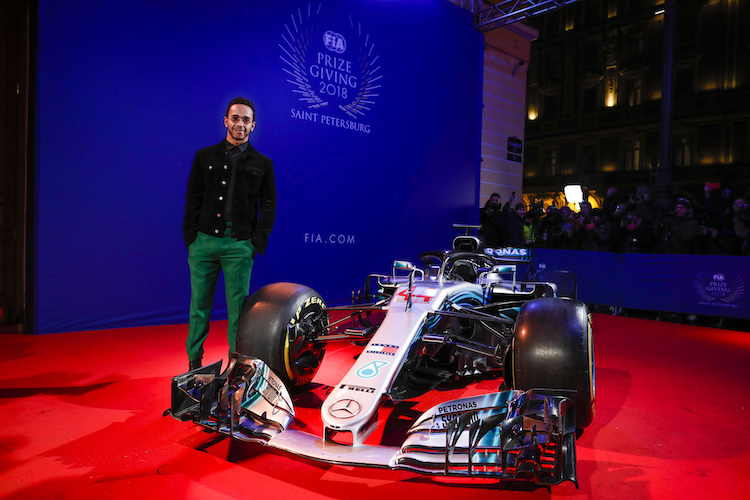 Champion Lewis Hamilton holte seinen fünften Weltmeister-Pokal ab