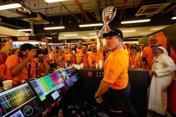 Party in der Garage, später dann in Bahrain: McLaren-CEO Zak Brown mit seinem Team