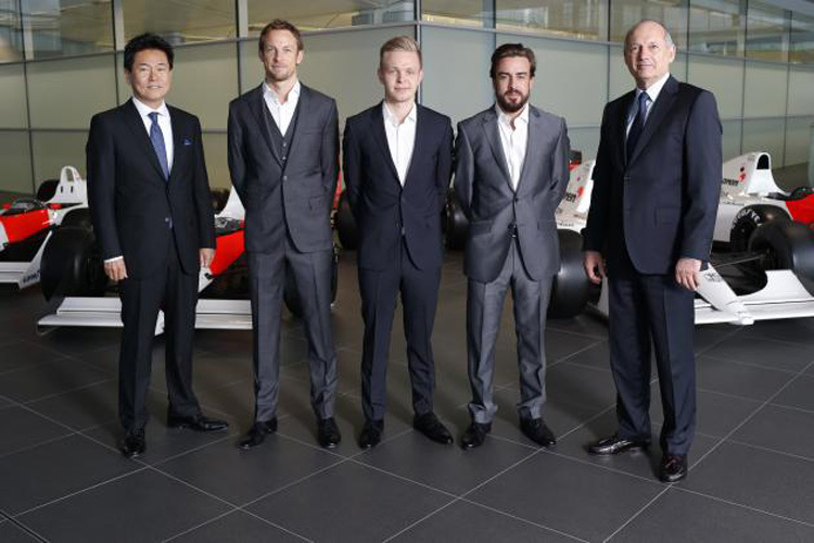 Honda-Rennchef Arai (links) mit den McLaren-Piloten Button, Magnussen und Alonso sowie McLaren-Chef Dennis