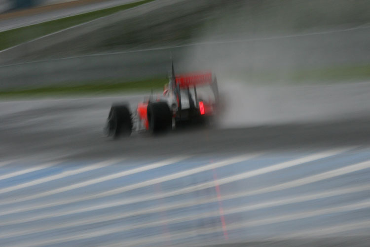 Jenson Button kämpft sich durch den Regen