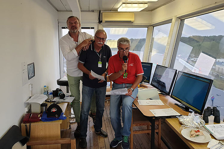 Bernhard Fulk (Mitte) 2019 in Brünn mit den Sprecher-Kollegen Martin Straka (li.) und Federico Filippi 