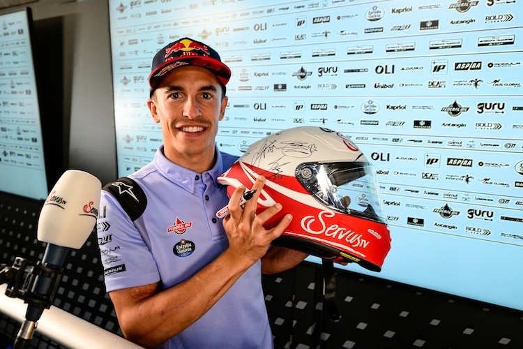 Marc Marquez unterschreibt auf dem Servus TV Helm