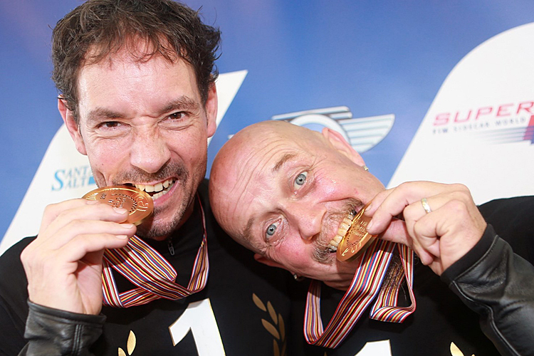 Markus Schlosser (li.) und Marcel Fries mit ihren verdienten WM-Medaillen
