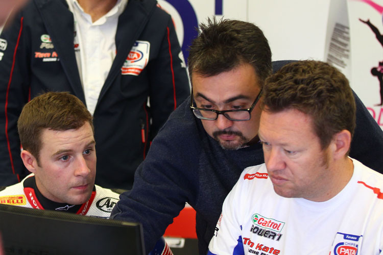 Jerez-Test: Massimo Neri (mitte) in der Pata Honda-Garage