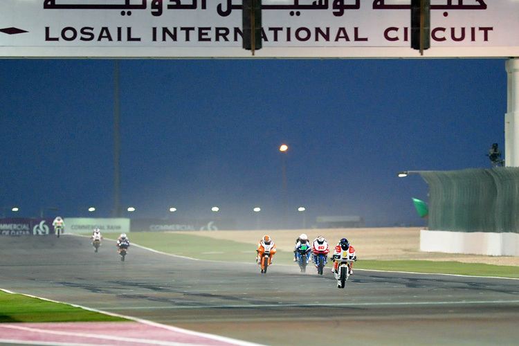 Nacht-GP in Katar: Es wird viel Staub aufgewirbelt