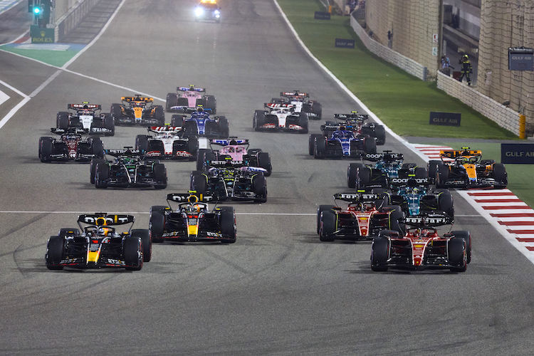 Das Formel-1-Feld beim Nacht-GP von Bahrain