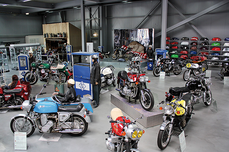 Im Technik Museum Speyer können zahlreiche historische, darunter auch einige kuriose Motorräder sowie die «Race Bike Collection» bestaunt werden