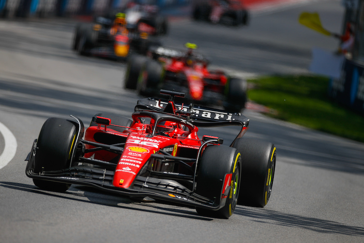 Charles Leclerc vor Carlos Sainz