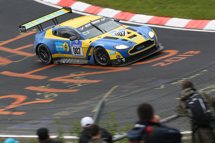 Das gelb-blaue Farbenkleid gehört einfach zum 24h Rennen, dieses Jahr trägt es wieder der Aston Martin Vantage