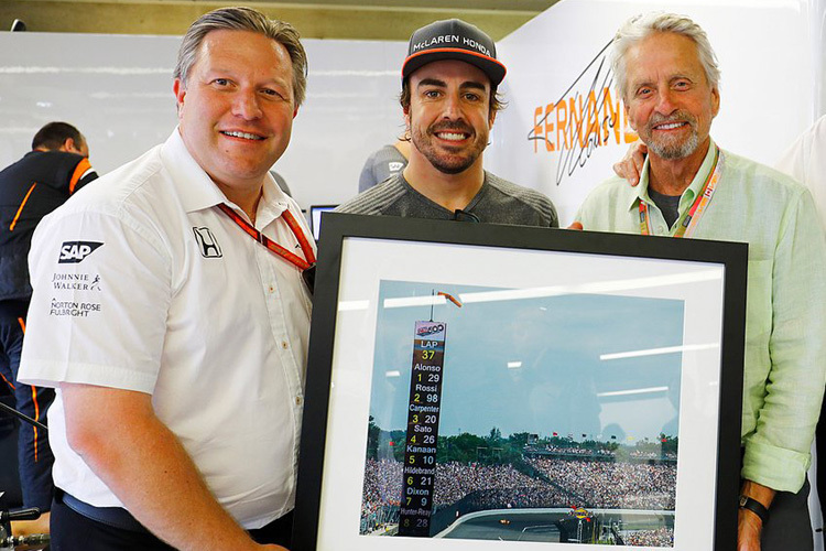 Fernando Alonso mit McLaren-Direktor Zak Brown und mit Michael Douglas