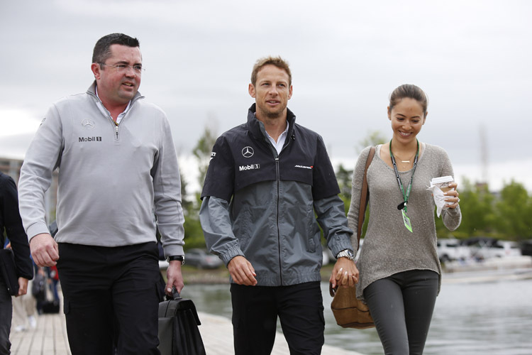 McLaren-Renndirektor Eric Boullier mit Jenson Button und dessen Freundin Jessica Michibata