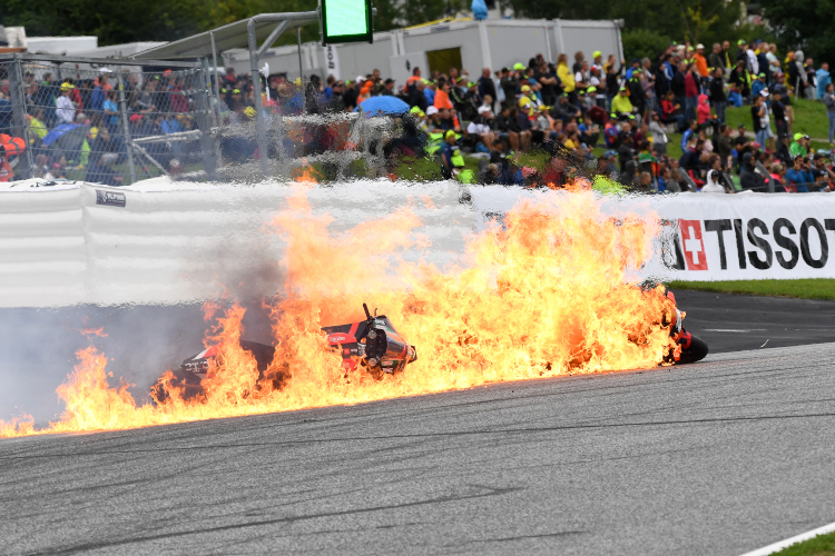 Feuer auf der Strecke: Erschreckende Bilder nach dem Unfall