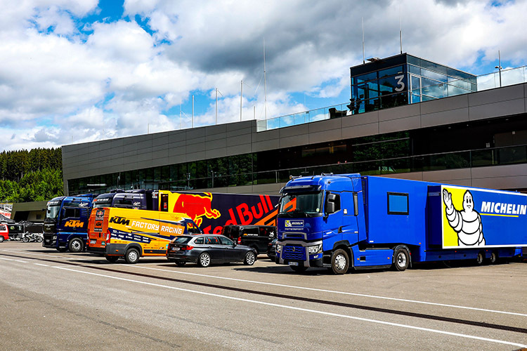 Dienstag, 26. Mai 2020: Die KTM-Trucks und der Michelin-Renndienst parken bereits an den Boxen  