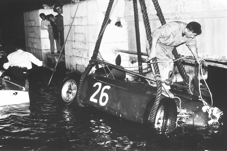 Alberto Ascaris Rennwagen wird aus dem Hafenbecken von Monaco gehoben