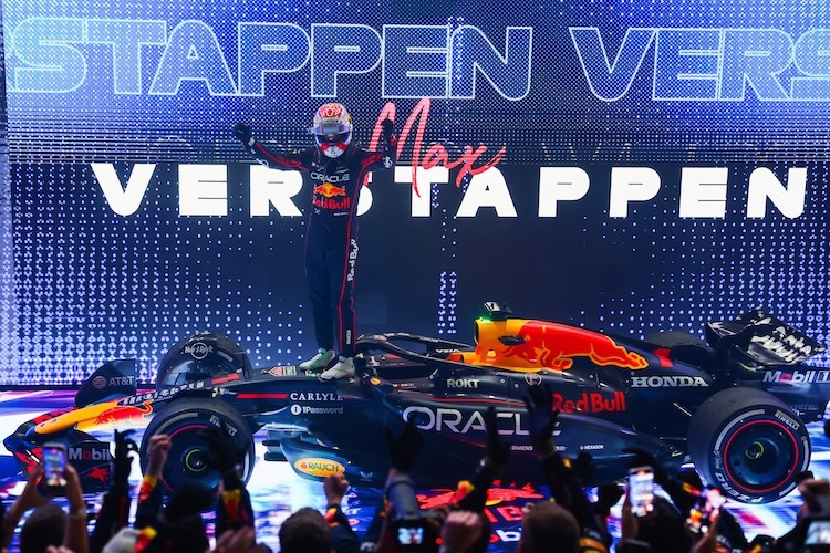 Max Verstappen gewinnt das Rennen