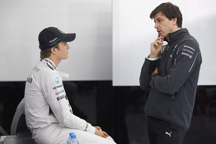 Nico Rosberg mit Mercedes-Motorsportdirektor Toto Wolff