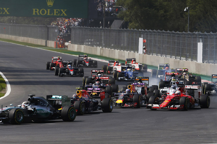 Schon beim Start krachte es zwischen Sebastian Vettel im Ferrari und Red Bull Racing-Pilot Daniel Ricciardo