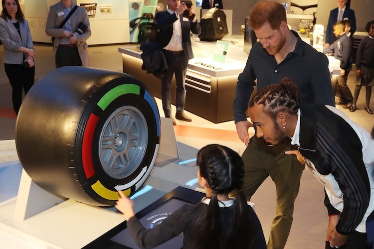 Lewis Hamilton und Prinz Harry trafen im Experience Centre auf die nächste Generation   