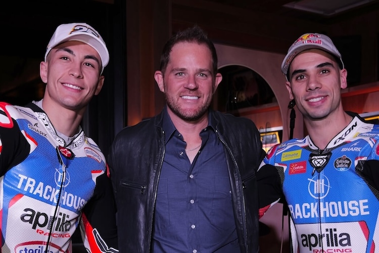 Trackhouse-Boss Justin Marks mit den Piloten der «Stars and Stripes» RS-GP Miguel Oilveira und Raul Fernández