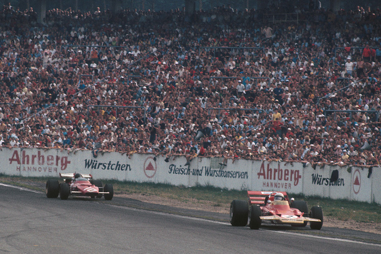 Die Fans sind hin und weg: Jochen Rindt vor Jacky Ickx