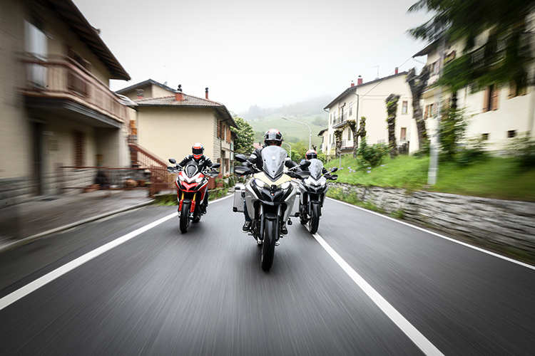 Ungewöhnliche Anreise auf Ducati Multistrada für das Ducati-MotoGP-Trio