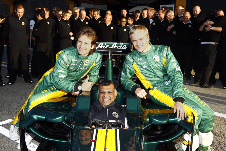 Caterham, als sich alle noch lieb hatten (gucken Sie mal rechts oben): Jarno Trulli (links), Tony Fernandes (im Auto), Heikki Kovalainen