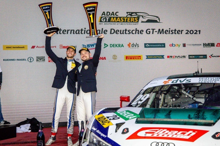 Die Champions des ADAC GT Masters 2021: Ricardo Feller (li.) und Christopher Mies