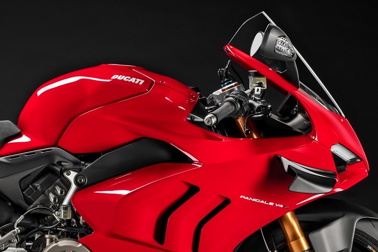 Direkt aus dem Rennsport abgeleitet: Winglets und Verkleidung sind von Superbike-Basismodell V4R übernommen 