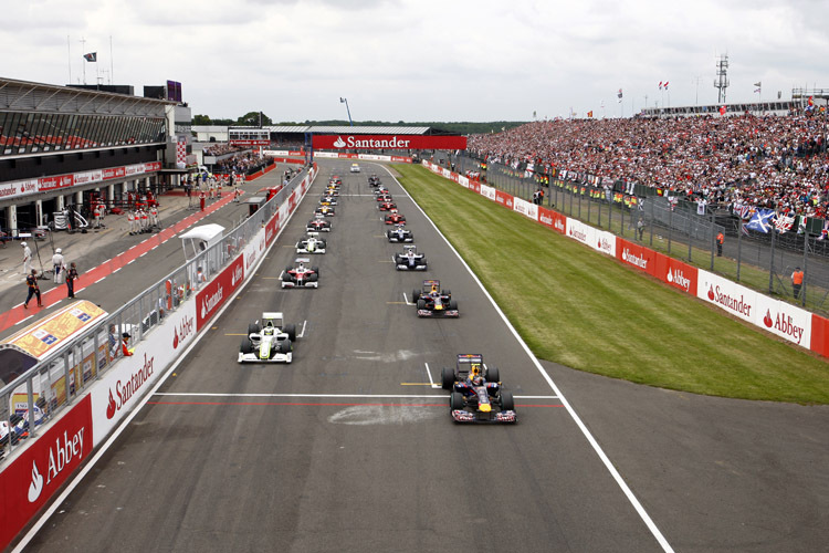 Der Start zum britischen Grand Prix, Vettel bleibt vorn